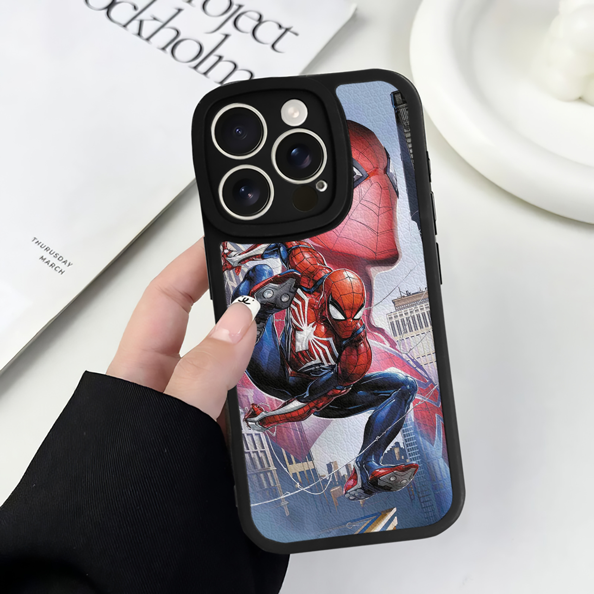（画像用） Spider Man スパイダーマン 【iPhone 16シリーズ対応】シリコンスマホケース（レザー調） 材質：シリコン